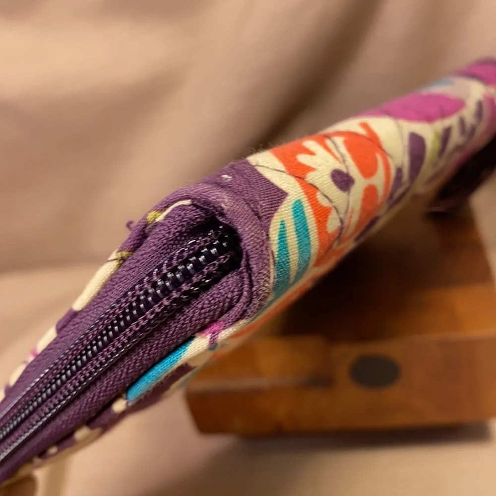 Vera Bradley graphic/flower pattern wallet - Picture 5 of 16